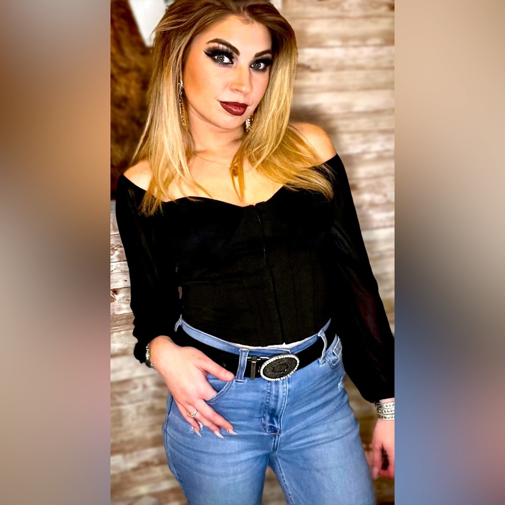 Womens black corset top I’m wearing a medium here 5,3” 135lbs